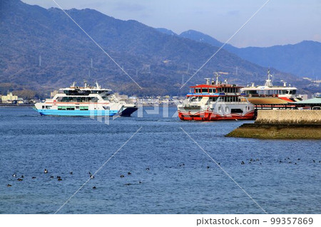 前往安藝的宮島......通往大海和渡輪的門戶 前往安藝的宮島......通往大海和渡輪的門戶 99357869