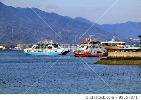 前往安藝的宮島......通往大海和渡輪的門戶 前往安藝的宮島......通往大海和渡輪的門戶 99357871