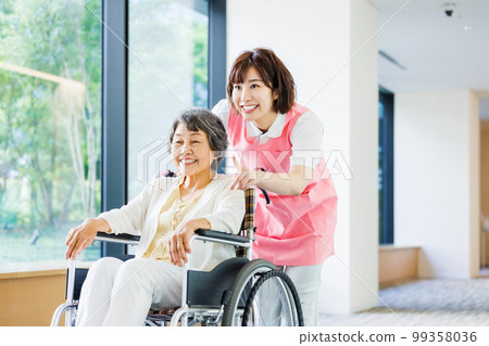 Elderly people and staff in long-term care facilities Photographing cooperation "LINK FOREST" 99358036