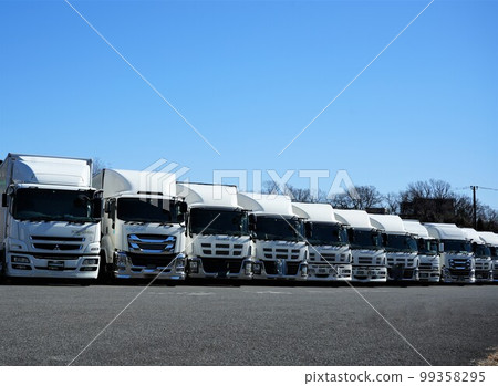 卡車在車庫裡排隊 99358295
