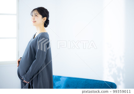 Pregnant woman living room 99359011