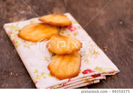 Madeleine cakes are the flower towel 99359375
