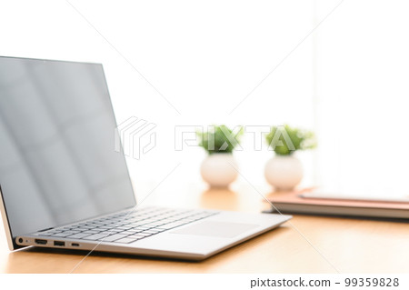 室內桌上的膝上型電腦、系統筆記本和智能手機 室內桌上的膝上型電腦、系統筆記本和智能手機 99359828