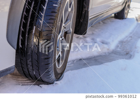 冬天在雪路上開車的形象 冬天在雪路上開車的形象 99361012