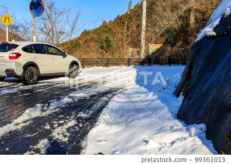 冬天在雪路上開車的形象 冬天在雪路上開車的形象 99361013
