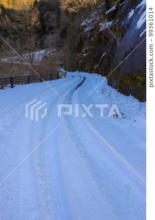 冬天在雪路上開車的形象 冬天在雪路上開車的形象 99361014