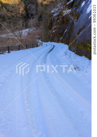 冬天在雪路上開車的形象 冬天在雪路上開車的形象 99361015