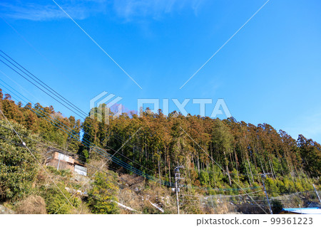 Scenery around Shimokubo Dam on a sunny winter day 99361223