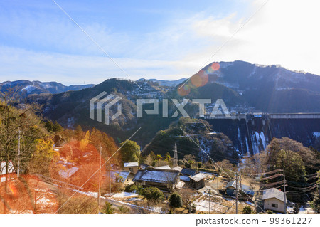 陽光明媚的冬日下久保大壩周圍的風景 99361227