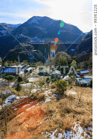 陽光明媚的冬日下久保大壩周圍的風景 99361228