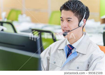 一個穿著工作服在呼叫中心工作的男人 99361589