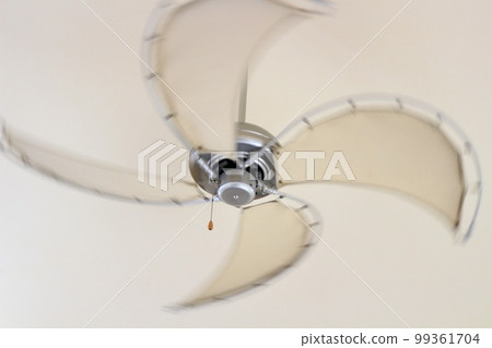 旋轉的白色吊扇 99361704