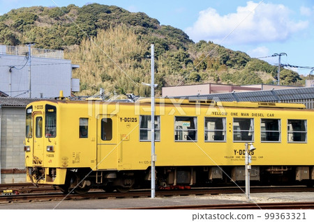 唐津線Kiha 125型柴油車停在唐津車輛中心 99363321