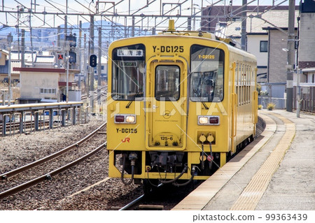 到達西唐津站的唐津線Kiha 125柴油火車 到達西唐津站的唐津線Kiha 125柴油火車 99363439
