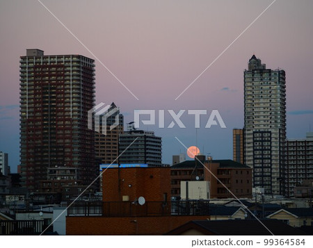 Scenery from Arakawa Tsutsumi, Kawaguchi City, Saitama Prefecture (Moonrise from a group of buildings) 99364584