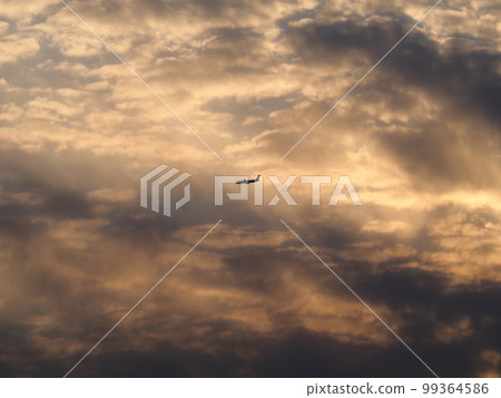 Sky pattern from Arakawazutsumi, Kawaguchi City, Saitama Prefecture (shadow of aircraft crossing over Arakawa) 99364586