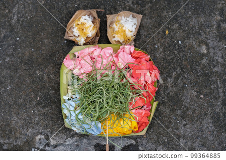 巴厘島卡南巴厘島印度教中常見的小祭品 99364885