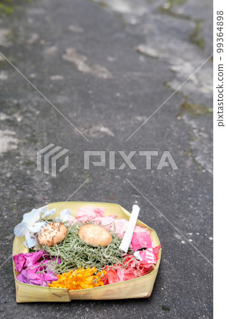 巴厘島卡南巴厘島印度教中常見的小祭品 99364898