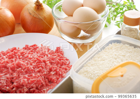 使用肉末烹調肉類菜餚的圖像 使用肉末烹調肉類菜餚的圖像 99365635
