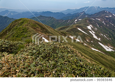 Yomogi Pass, Mt. Daigenta, and Mt. Makiki seen from the Tanigawa mountain range and Mt. Takeno Yomogi Pass, Mt. Daigenta, and Mt. Makiki seen from the Tanigawa mountain range and Mt. Takeno 99365646