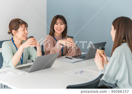 在公司休息期間邊喝咖啡邊聊天,讓女企業家精神煥發 在公司休息期間邊喝咖啡邊聊天,讓女企業家精神煥發 99366157