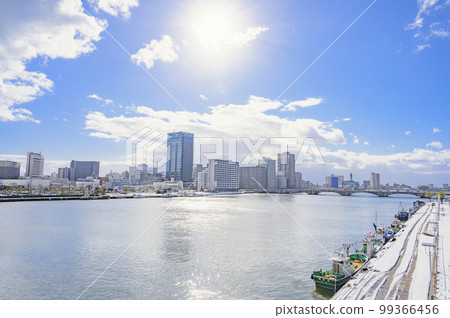 信濃川在陽光明媚的冬天 99366456
