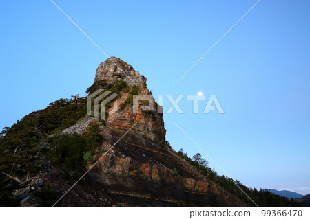 日出下的小霸尖山登山運動 99366470