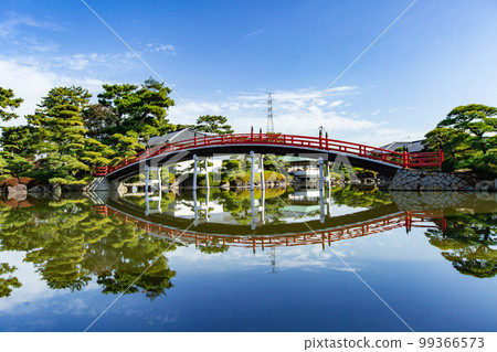 擁有神奇鳥居的大名庭園 Nakazu Banshoen 擁有神奇鳥居的大名庭園 Nakazu Banshoen 99366573