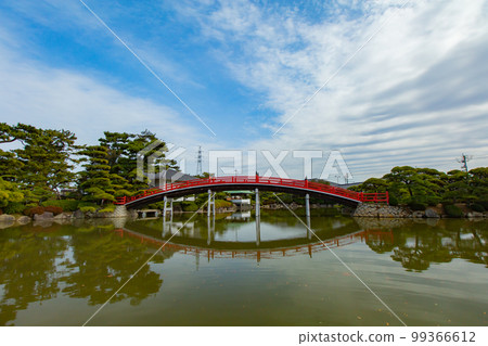 擁有神奇鳥居的大名庭園 Nakazu Banshoen 99366612