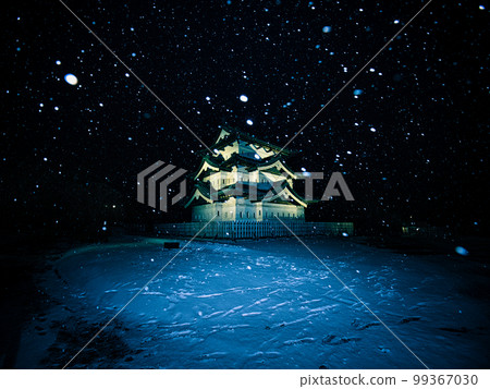 白雪皚皚的弘前城在夜間照亮，青森縣弘前市 99367030