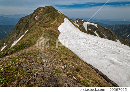 Mt. Mogura with remaining snow seen from the Tanigawa mountain range and Mt. Ichinokura ridgeline 99367035