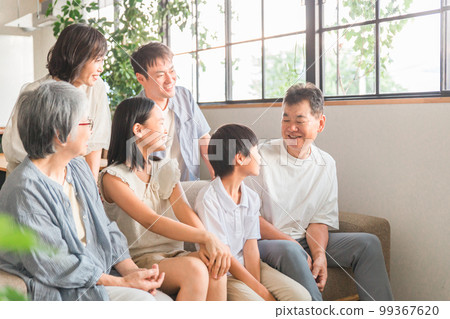 Three-generation family family gathering on the sofa at home Three-generation family family gathering on the sofa at home 99367620