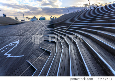 Scenery of Yokohama Port during winter vacation Scenery of Yokohama Port during winter vacation 99367625