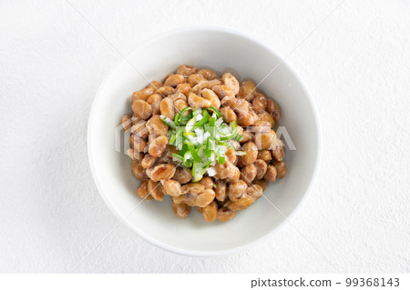 切碎的蔥和納豆 切碎的蔥和納豆 99368143