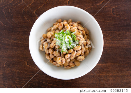 Chopped green onions and natto, bird's-eye view 99368145
