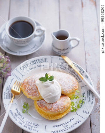 Tea time with fluffy pancakes Tea time with fluffy pancakes 99368265