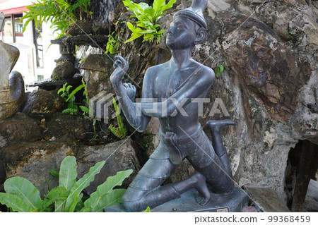 露西·達頓 (Lucy Dutton) 在泰國臥佛寺的雕像 99368459