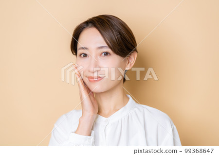 Middle-aged women's beauty 99368647