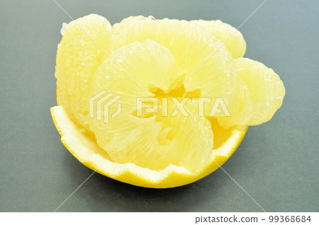Tosa pomelo cut into pieces 99368684