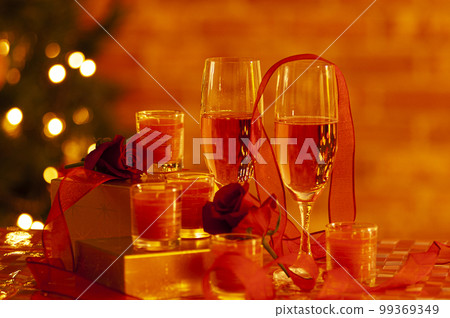 蠟燭和香檳酒杯 99369349