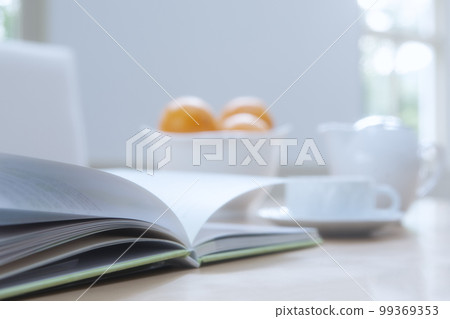 桌上的書和茶杯 99369353