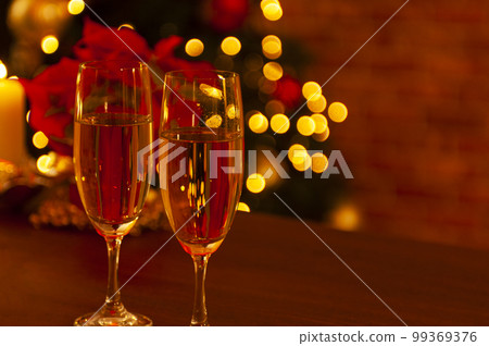 聖誕樹和香檳酒杯 99369376
