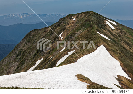 Mogakura dune with remaining snow seen from the Tanikawa mountain peak and Ichinomakura dune and Naeba mountain Mogakura dune with remaining snow seen from the Tanikawa mountain peak and Ichinomakura dune and Naeba mountain 99369475