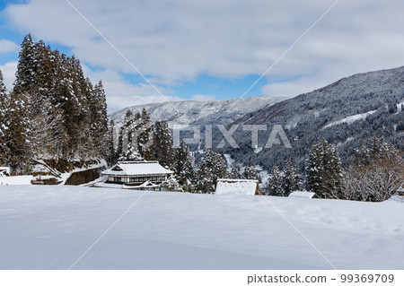 Snow scene at Ainokura Gassho-style village in Gokayama Snow scene at Ainokura Gassho-style village in Gokayama 99369709