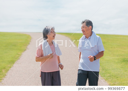 老年夫婦(老年、男性和女性)在公園散步和有氧運動 老年夫婦(老年、男性和女性)在公園散步和有氧運動 99369877