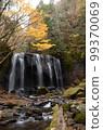 深秋的Tinzawa不動的瀑布 99370069