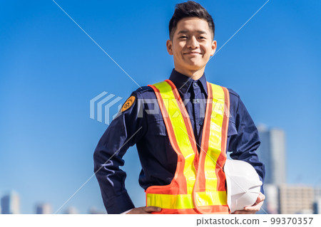 有安全帽的年輕保安 99370357
