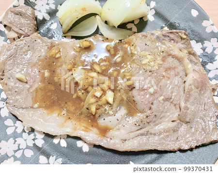 盤子裡的洋蔥和牛裡肌牛排 照片素材 盤子裡的洋蔥和牛裡肌牛排 照片素材 99370431