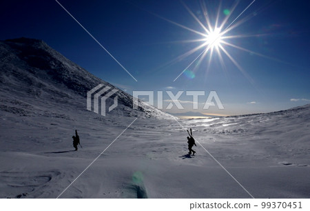 冬季,登山者穿過知床半島的二池池營地 冬季,登山者穿過知床半島的二池池營地 99370451
