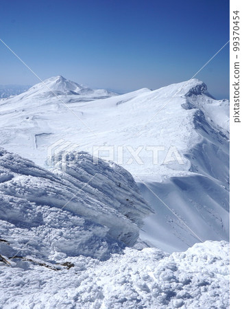 冬天從知床半島的東岳眺望羅臼山和千園別山 99370454